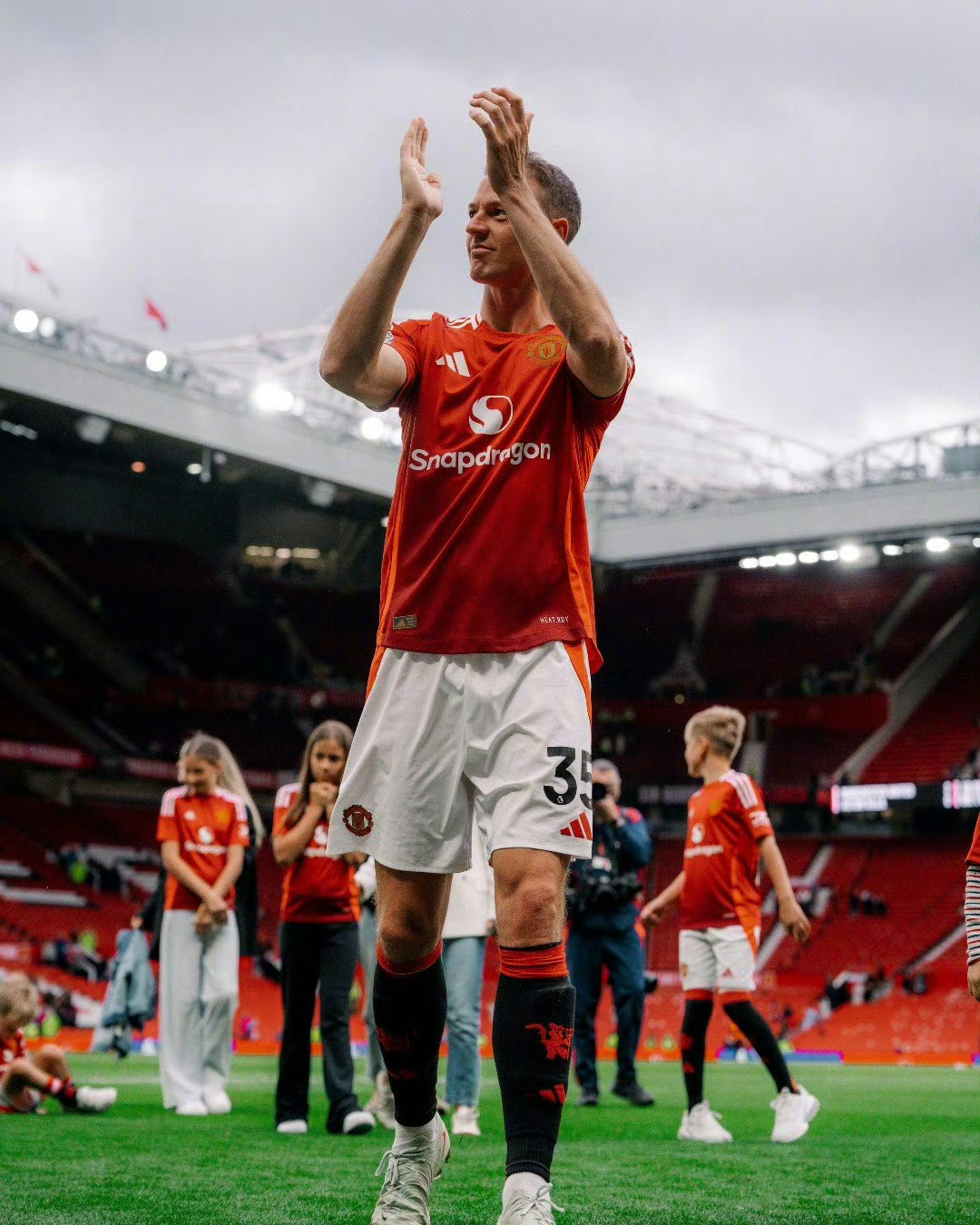 转会期全明星赛焦点战，拜仁慕尼黑队长鼓劲，悬念犹存，年轻球员得到机会的简单介绍